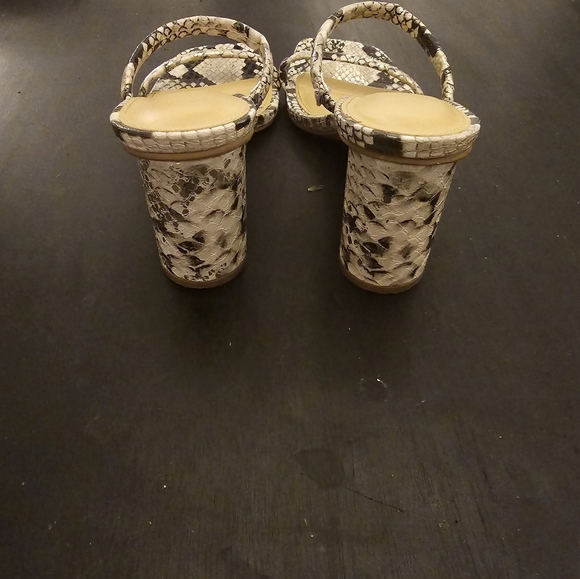 Express size 6 snake print sandal - Picture 2 of 4